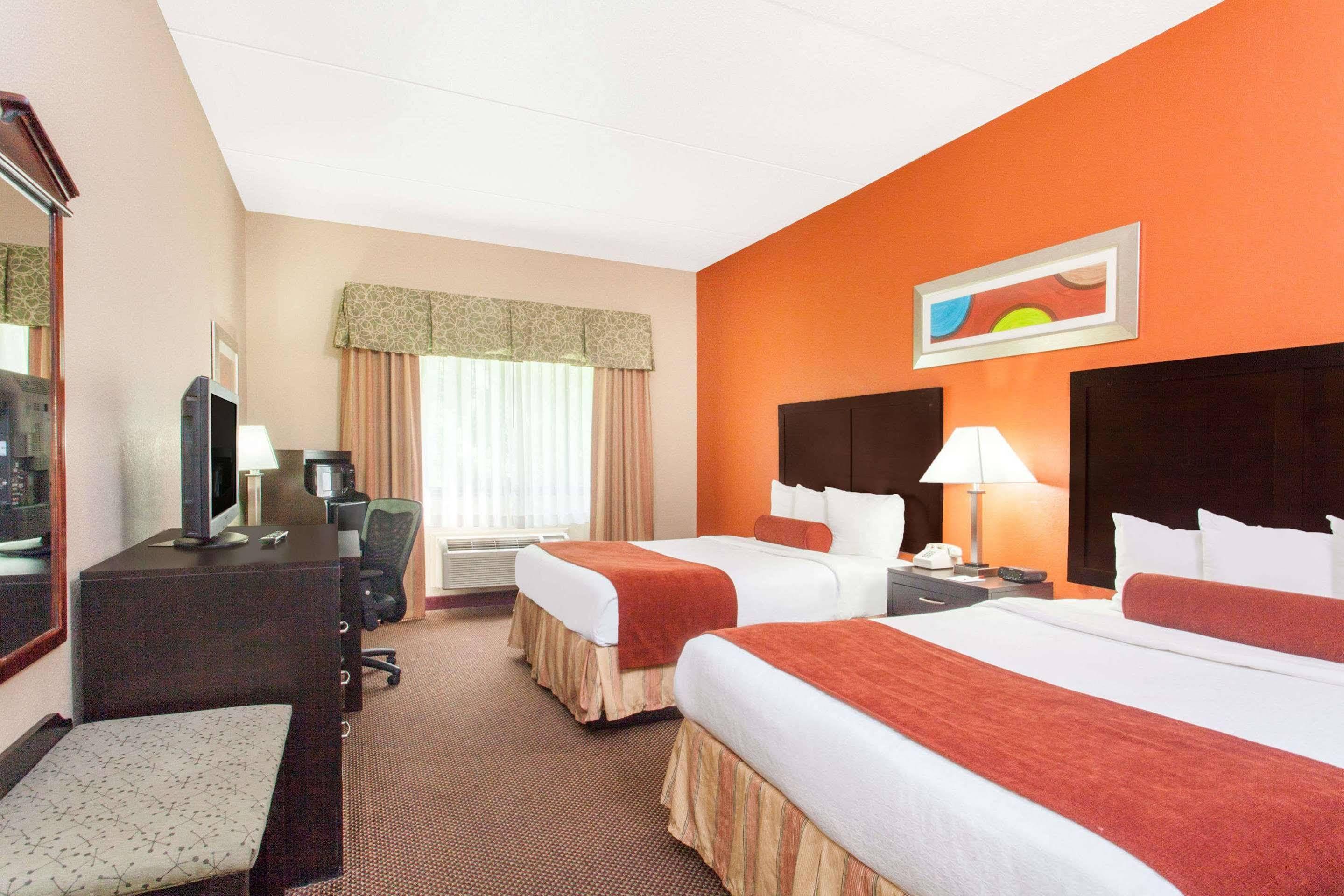 Clarion Pointe - Nashville Area Hotel