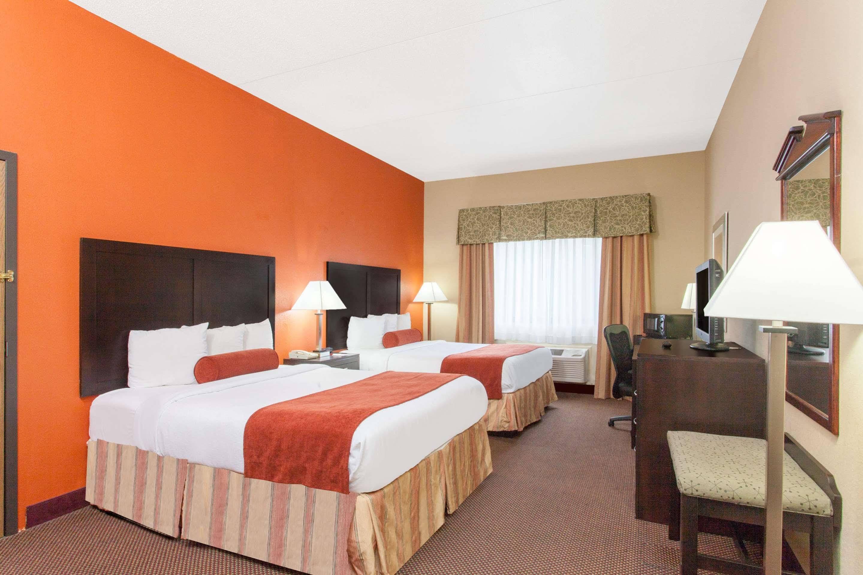 Clarion Pointe - Nashville Area Hotel 2*