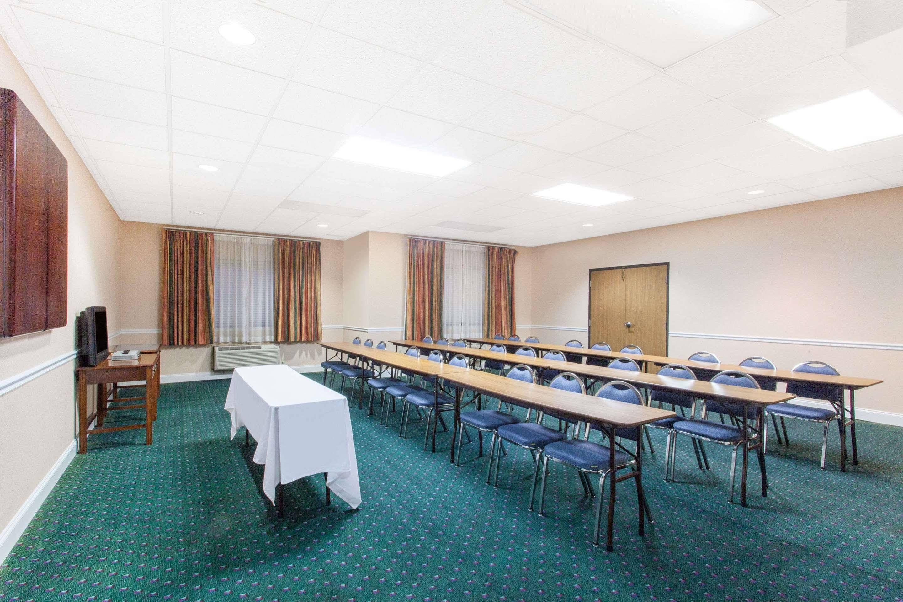 Clarion Pointe - Nashville Area Hotel