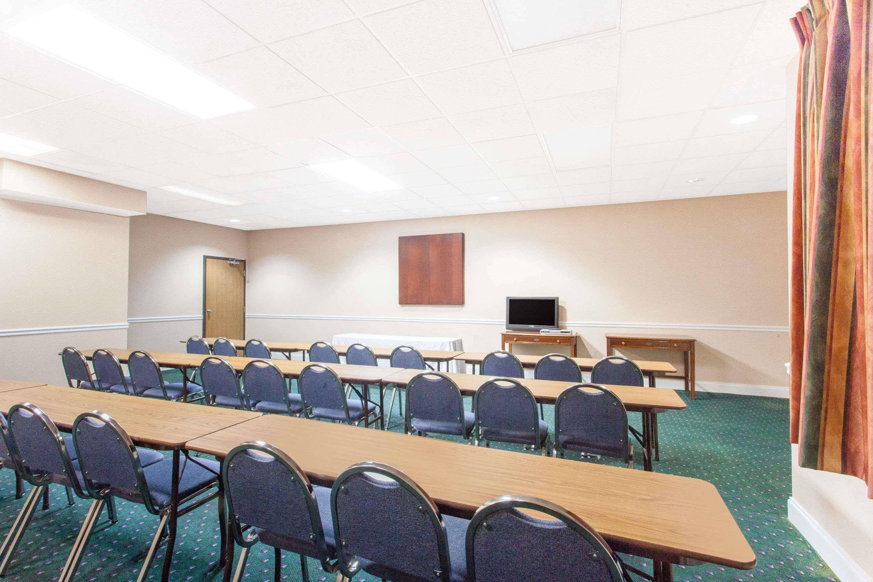 Clarion Pointe - Nashville Area Hotel