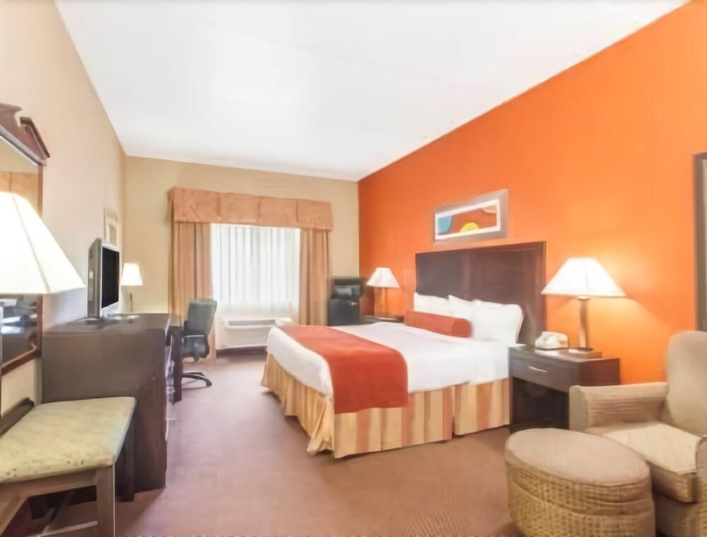 Clarion Pointe - Nashville Area Hotel Franklin