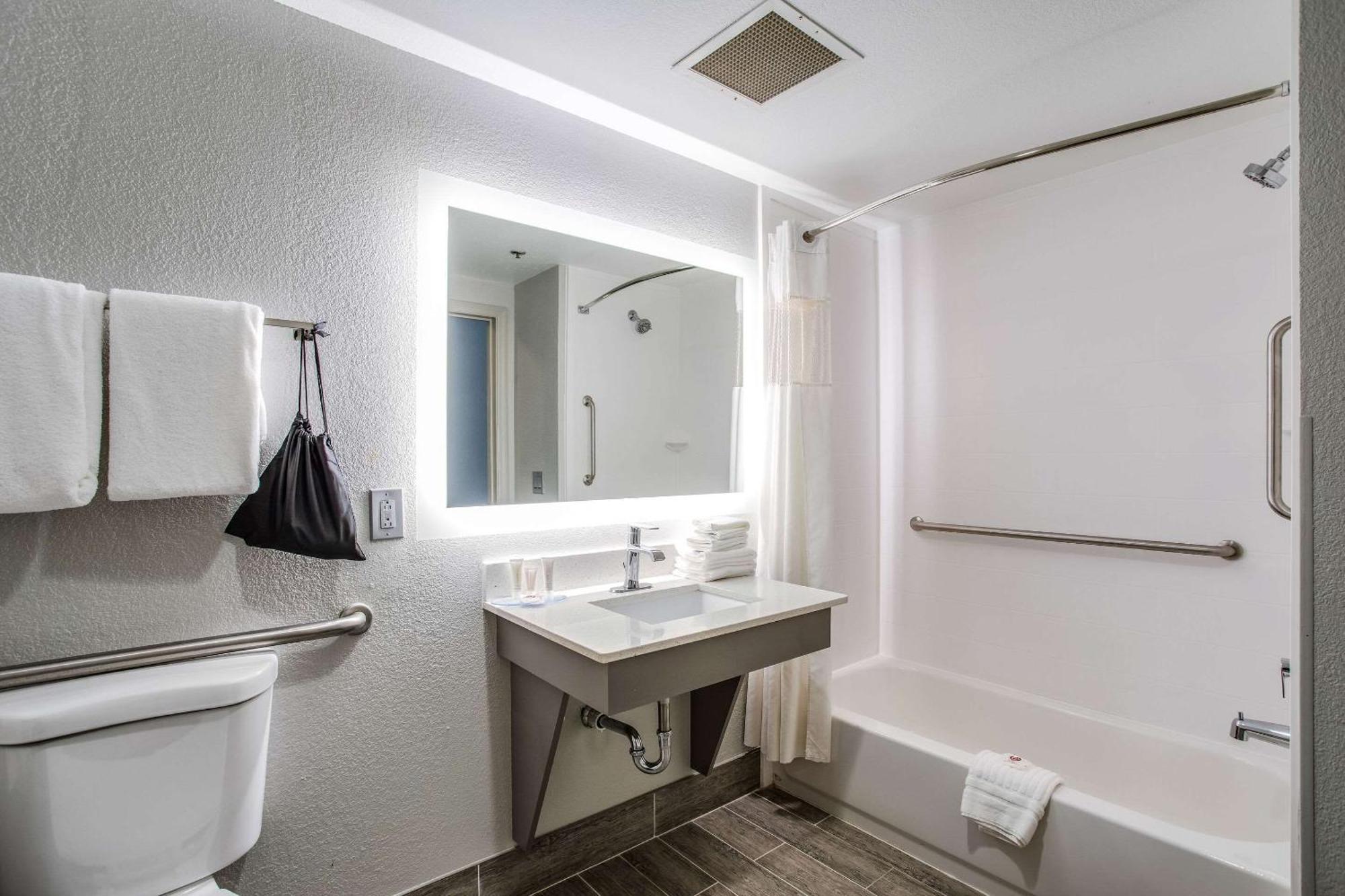 Clarion Pointe - Nashville Area Hotel 2*