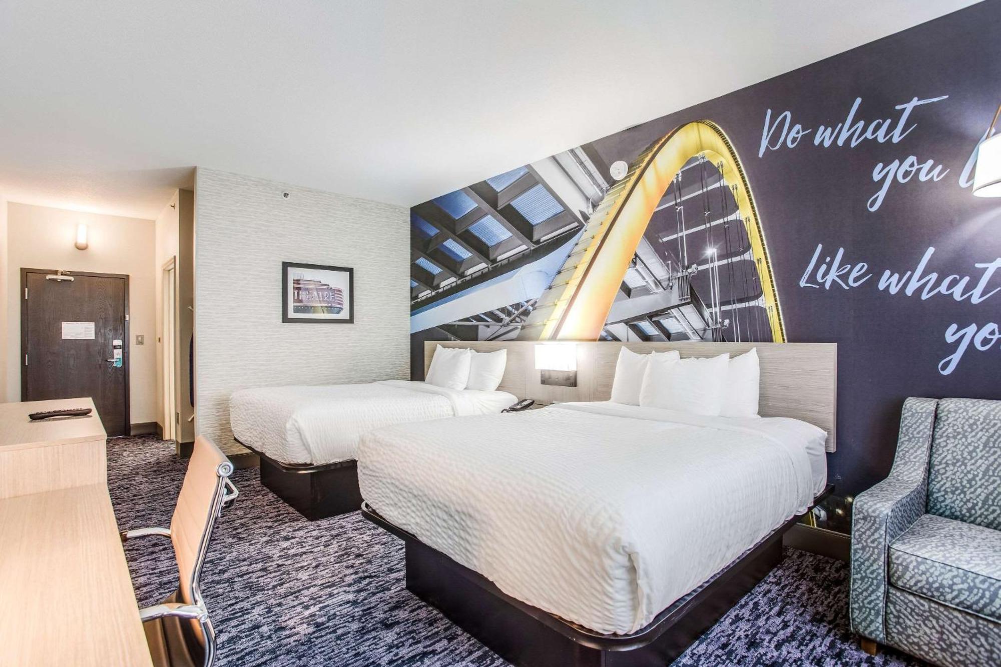 Clarion Pointe - Nashville Area Hotel
