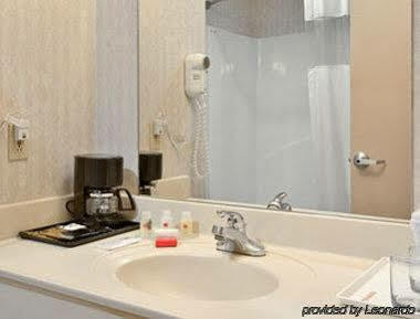 Clarion Pointe - Nashville Area Hotel 2*